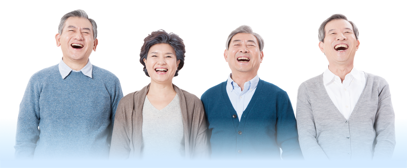 환하게 웃는 어르신 네 분